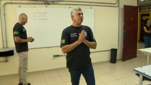 Escolas cívico-militares: volta às aulas tem ensino de comandos com erros de português, em Caçapava (SP)