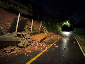 Chuva provoca queda de barreiras,  derruba muro de igreja e arrasta ponte em Santa Branca, SP