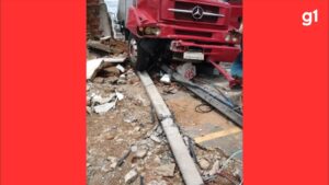 Caminhão com carga de leite bate em muro após freio de mão não ser acionado, em Taubaté