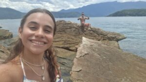 Jovem perde câmera em trilha e encontra prova de gentileza ao recuperar equipamento em Ubatuba