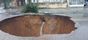 Defesa Civil interdita duas casas e um prédio após nova cratera se abrir na Zona Sul de São José dos Campos