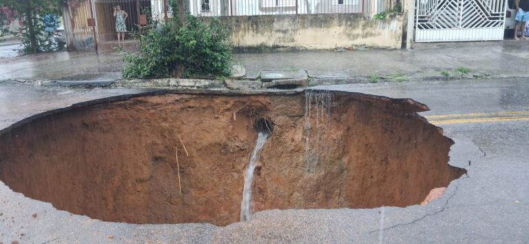 Defesa Civil interdita duas casas e um prédio após nova cratera se abrir na Zona Sul de São José dos Campos