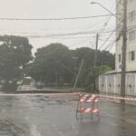 VÍDEO: calçada desaba e poste de energia cai dentro de cratera em São José dos Campos