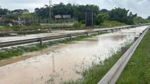 Chuva alaga pistas e provoca interdição total na rodovia Floriano Rodrigues Pinheiro