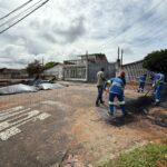 Após cratera aumentar, prefeitura faz barreira de asfalto para evitar avanço da água