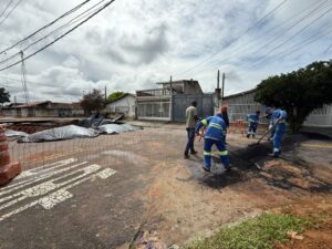 Após cratera aumentar, prefeitura faz barreira de asfalto para evitar avanço da água