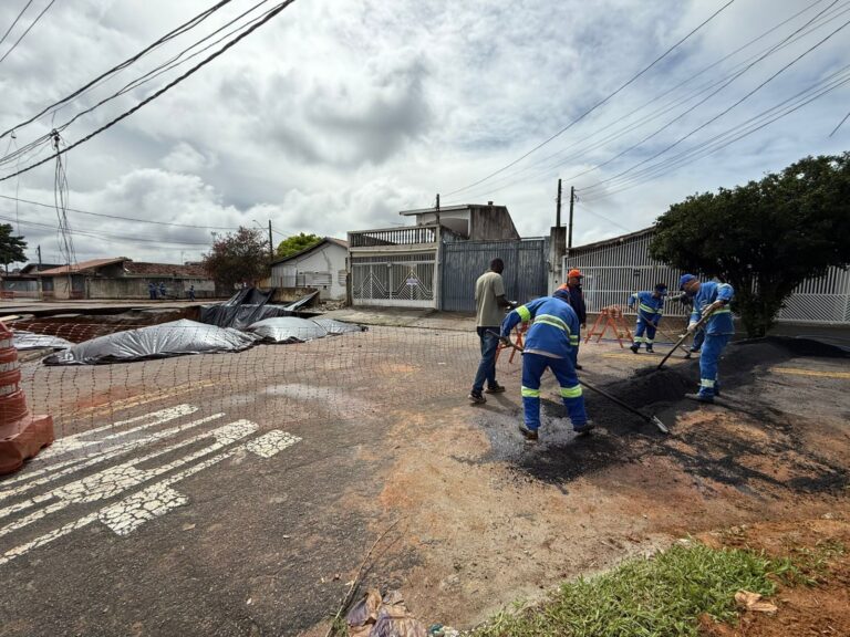 Após cratera aumentar, prefeitura faz barreira de asfalto para evitar avanço da água