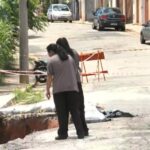 Rua em Atibaia cede e desmoronamento preocupa moradores: 'está abrindo no meio'