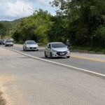 Rodovia Oswaldo Cruz tem capotamento e congestionamento no sentido Litoral de SP neste sábado