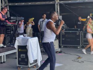 Cantor Tatau, ex-Ara Ketu, anima Carnaval em Pindamonhangaba: ‘baiano entrega’