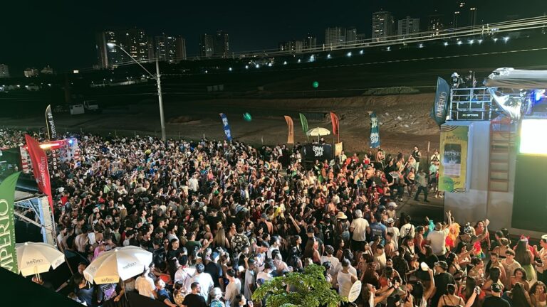 Foliões lotam Carnaval na Via Oeste, em São José dos Campos