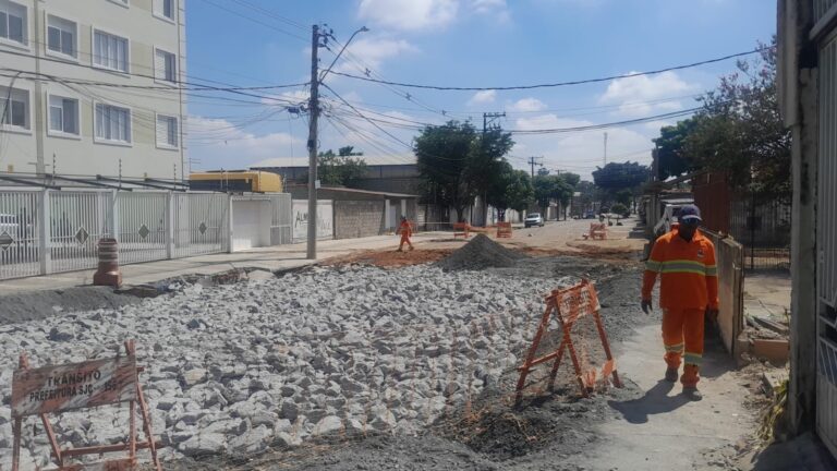 Parte dos moradores não volta a prédio em frente a cratera após liberação, em São José dos Campos: ‘medo que possa piorar’