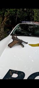 Justiça concede liberdade provisória a homem preso com pistola com símbolo de grupo paramilitar da 2ª Guerra