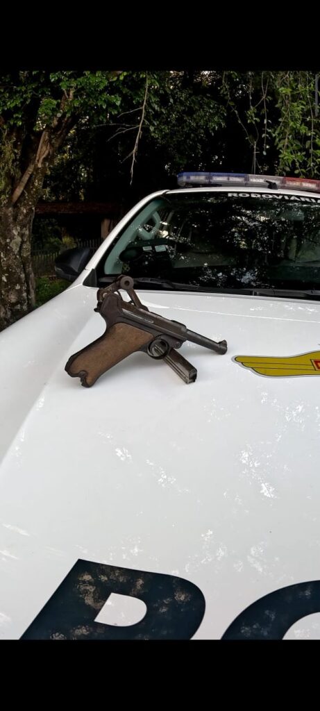 Justiça concede liberdade provisória a homem preso com pistola com símbolo de grupo paramilitar da 2ª Guerra