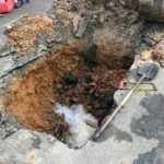 VÍDEO: Caminhão da coleta cai em buraco após asfalto ceder no Altos de Santana, em São José dos Campos