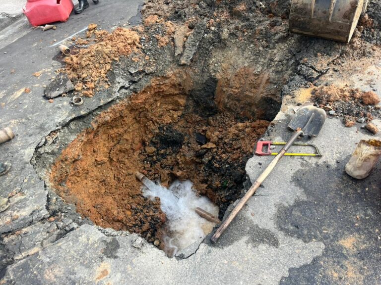 VÍDEO: Caminhão da coleta cai em buraco após asfalto ceder no Altos de Santana, em São José dos Campos