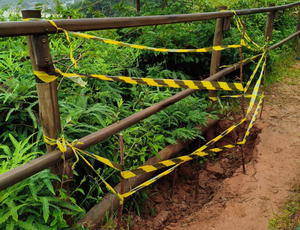 Cedimento de solo em trilha de São Sebastião deixa turistas preocupados
