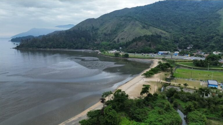 Homem encontrado degolado em praia
