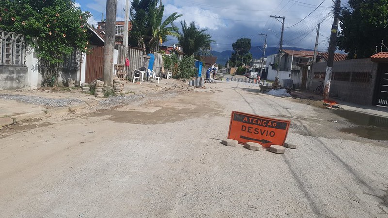 Sabesp é acusada de deixar ruas de Caraguatatuba destruídas