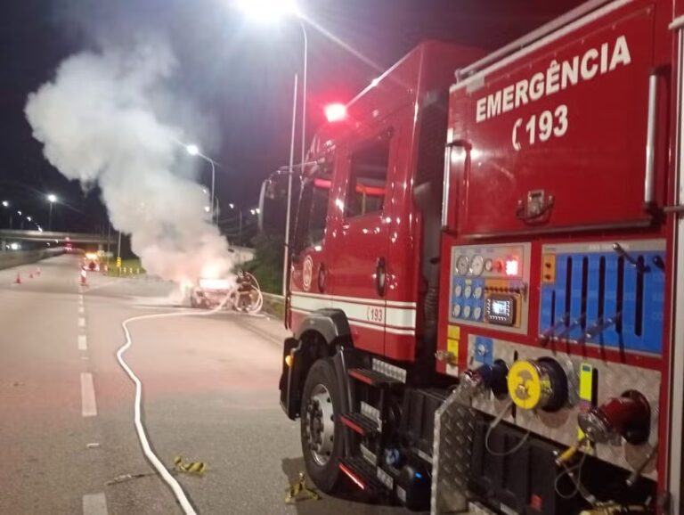 Incêndio destrói carro na Rodovia dos Tamoios em Caraguatatuba