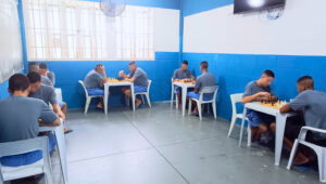 Servidor da CASA leva xadrez a adolescentes