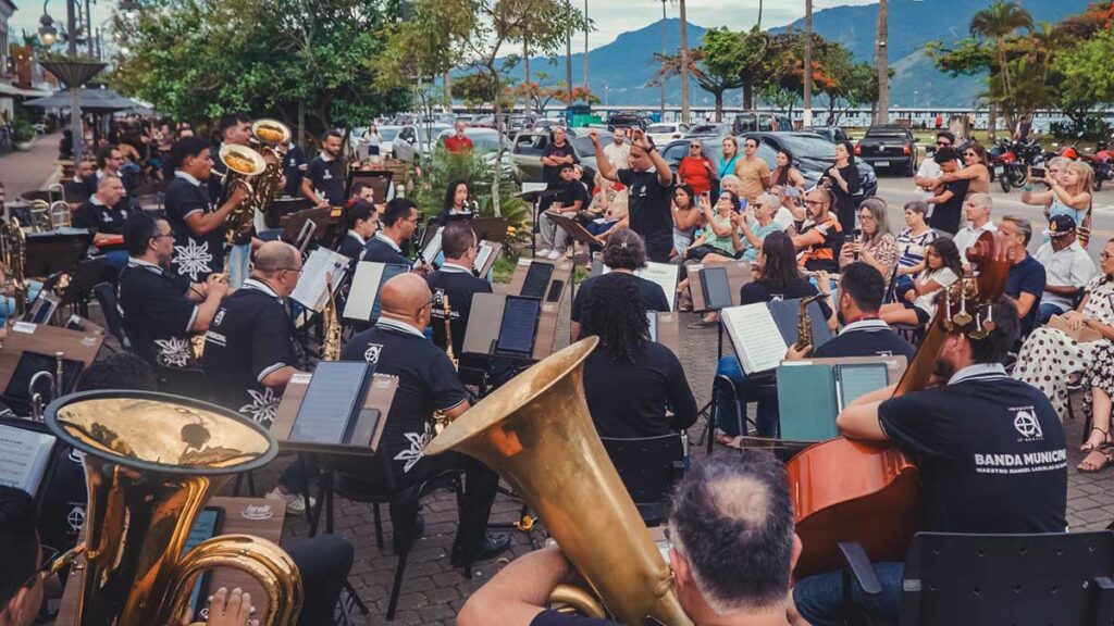 Banda Municipal de São Sebastião apresenta-se na Rua da Praia