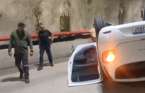 Veículo capota dentro de túnel no Contorno Sul de São Sebastião