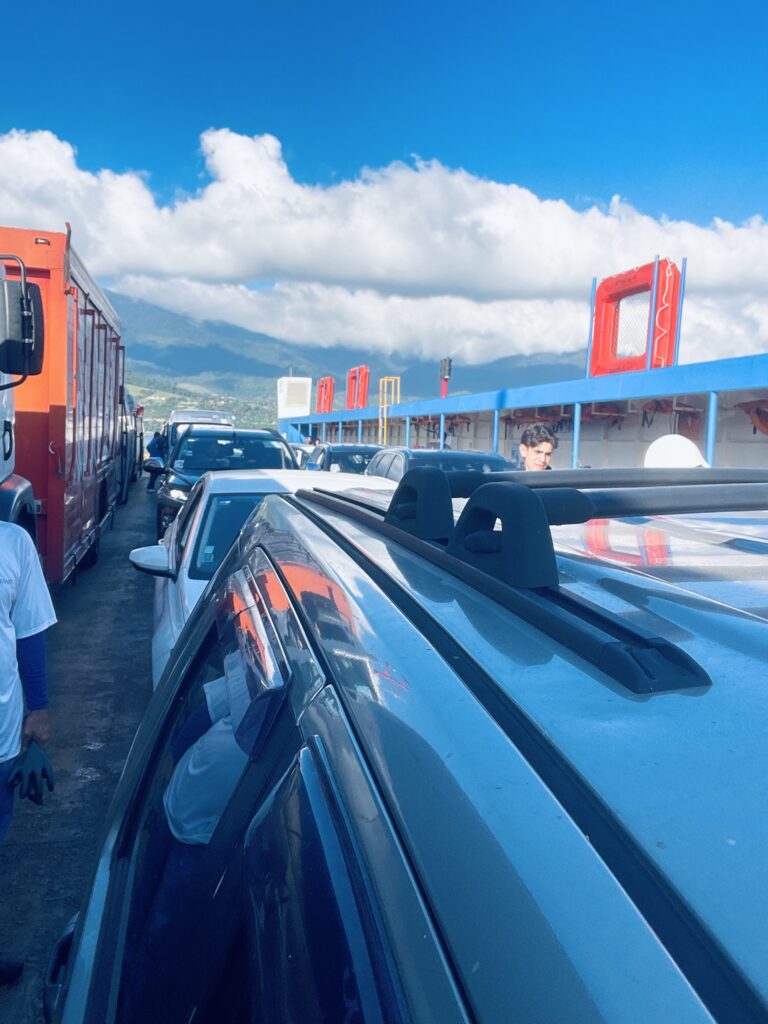 Balsa de Ilhabela com problemas mecânicos leva 40 minutos entre as duas cidades