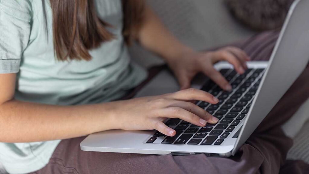 Ilhabela luta pela proteção digital de crianças e adolescentes