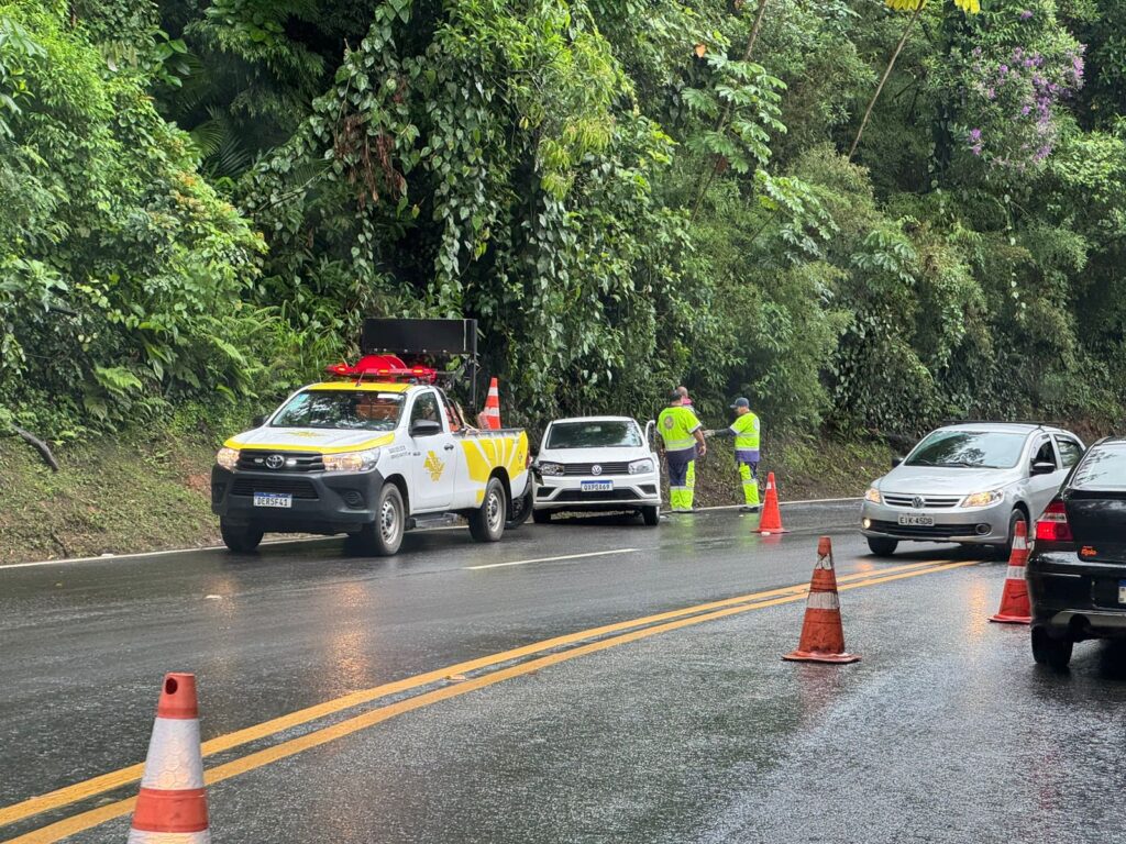 Trânsito parado após colisão entre caminhão e carro na SP-055