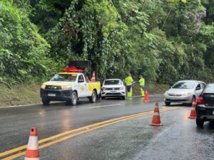 Trânsito parado após colisão entre caminhão e carro na SP-055