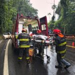 Caminhão tomba, atinge carro na Rio-Santos e desencadeia resgate