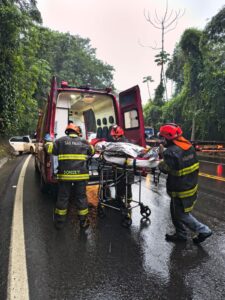 Caminhão tomba, atinge carro na Rio-Santos e desencadeia resgate