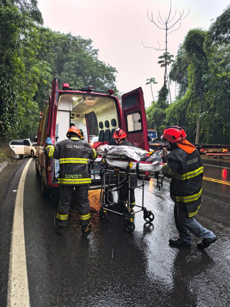 Caminhão tomba, atinge carro na Rio-Santos e desencadeia resgate