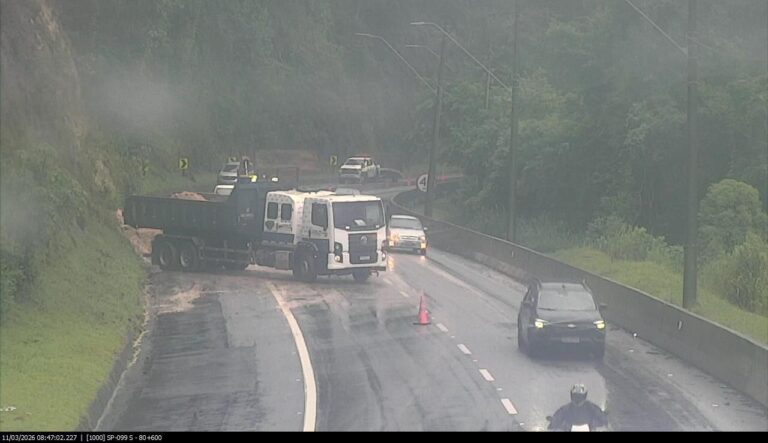 Deslizamento de terra fecha trecho da Rodovia dos Tamoios