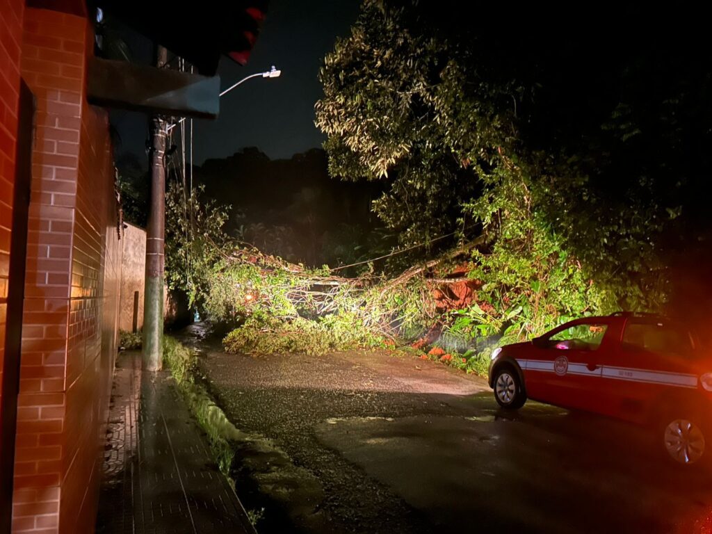 Fortes chuvas provocam ocorrências e levam à suspensão de aulas em Ubatuba