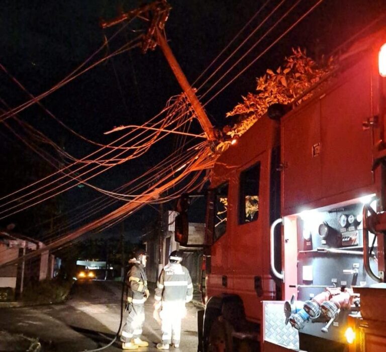 Bombeiros combatem incêndio em poste de energia