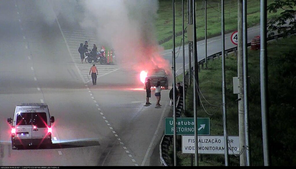 Bombeiros combatem incêndio em veículo na rodovia dos Tamoios no sábado