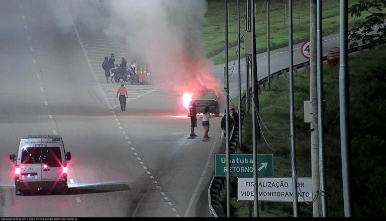 Bombeiros combatem incêndio em veículo na rodovia dos Tamoios no sábado