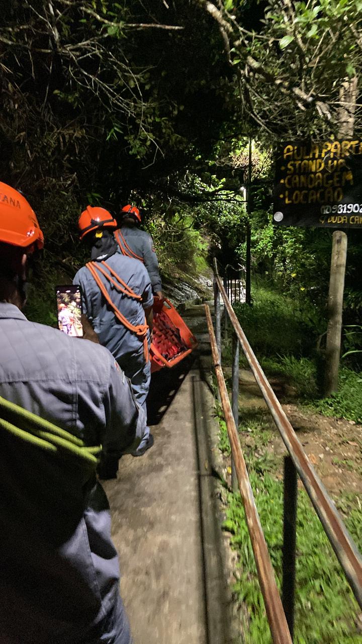 Jovem é resgatado em local de difícil acesso em Caraguatatuba