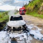 Bombeiros combatem incêndio em veículo em Caraguatatuba
