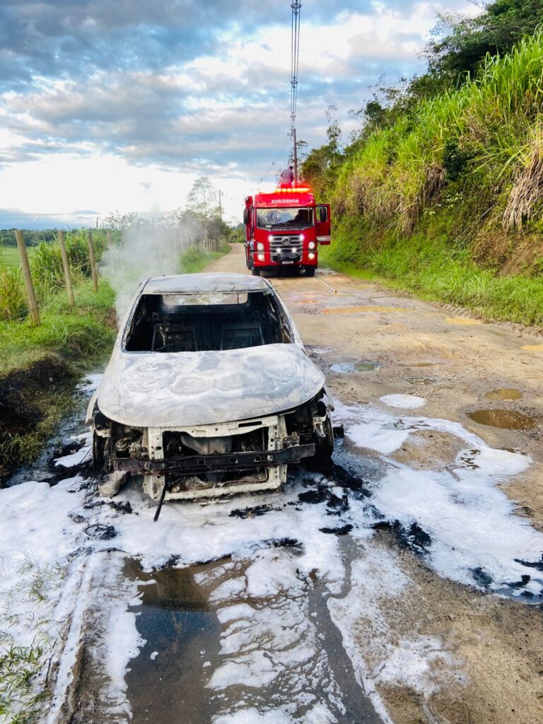 Bombeiros combatem incêndio em veículo em Caraguatatuba