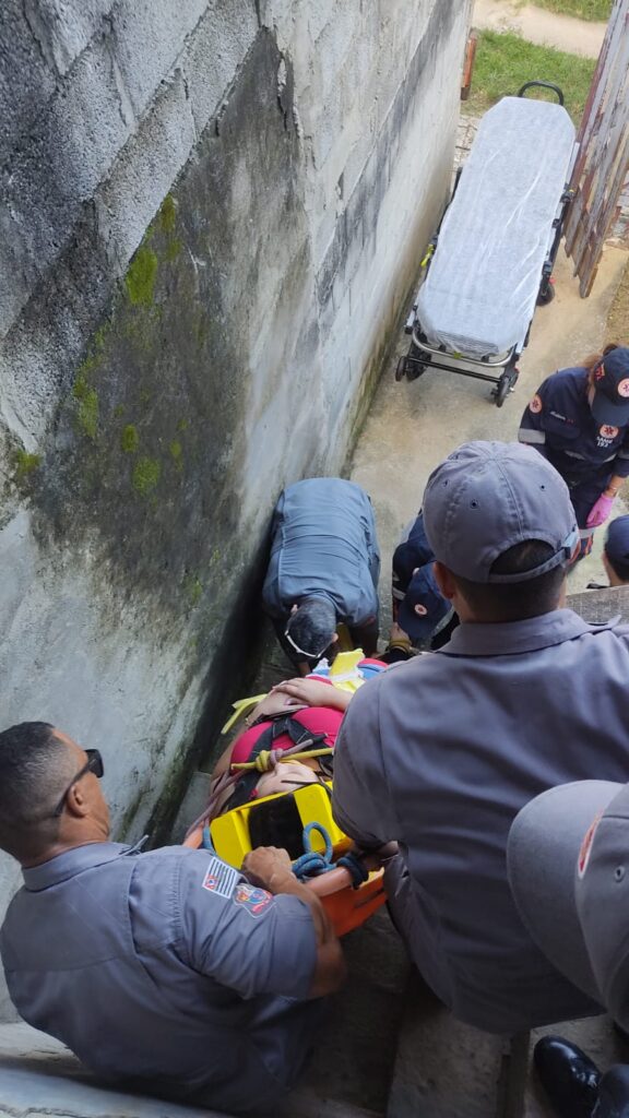 Bombeiros de São Sebastião prestam apoio ao SAMU em emergência