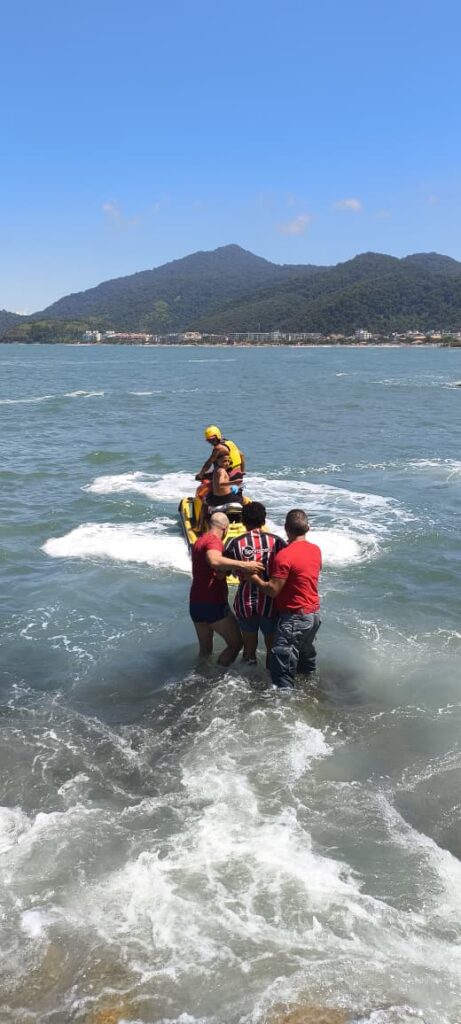 Jovem de 16 anos é resgatado em trilha de Ubatuba após escoriações