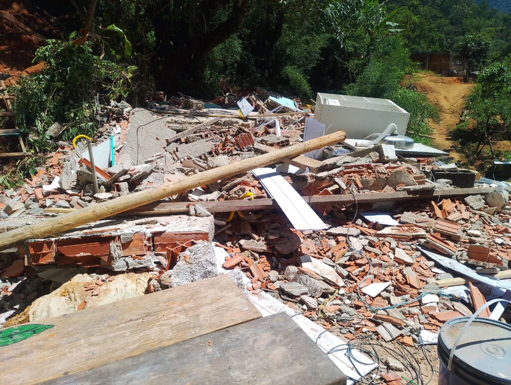 Operação deixa dezenas de construções ilegais em ruínas em Ubatuba