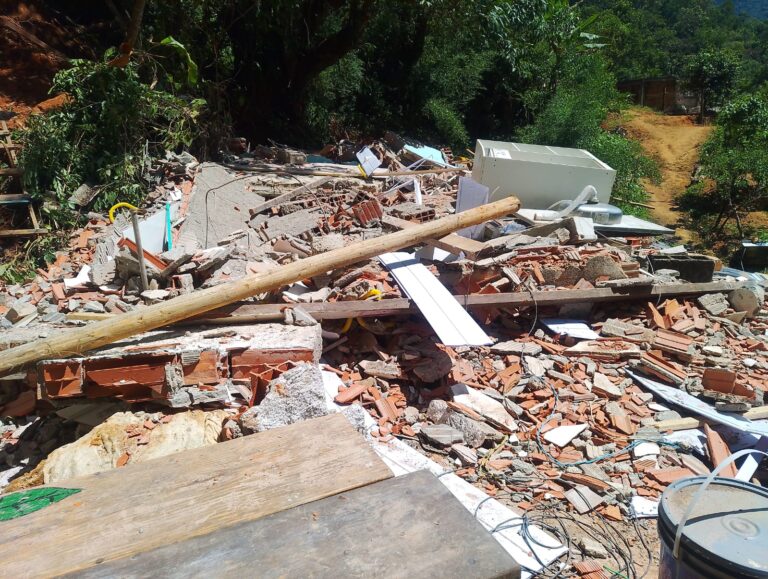 Operação deixa dezenas de construções ilegais em ruínas em Ubatuba