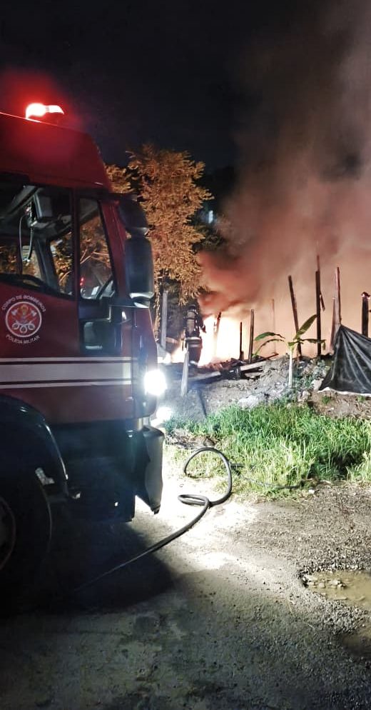 Incêndio destrói imóvel no bairro Estufa II em Ubatuba