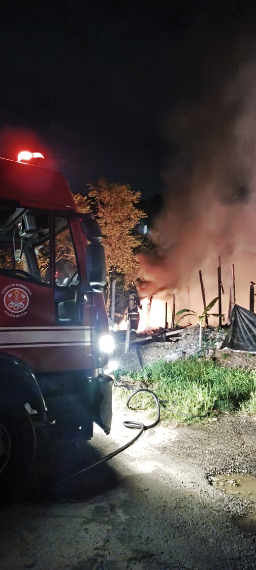 Bombeiros de Ubatuba combatem incêndio no bairro Estufa II