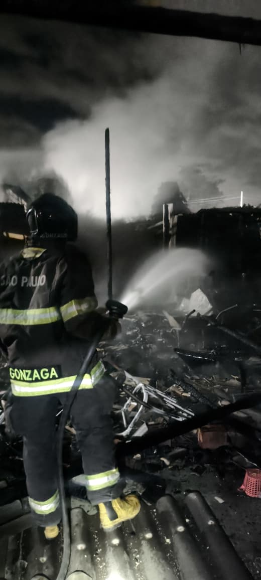 Bombeiros apagam incêndio em galpão em Ubatuba, sem vítimas