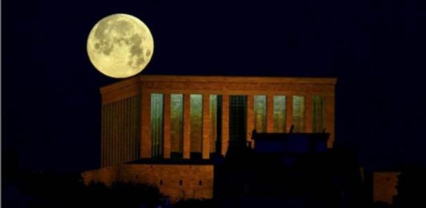 Lua cheia brilha intensamente em todas as cidades